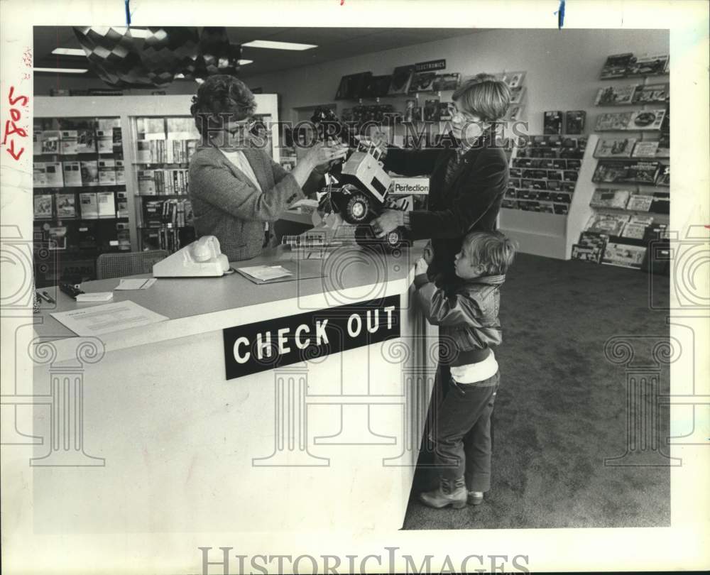 1984 Press Photo Ludelle Bolton helps Henry &amp; Janet Hart At Toy Library, Houston- Historic Images