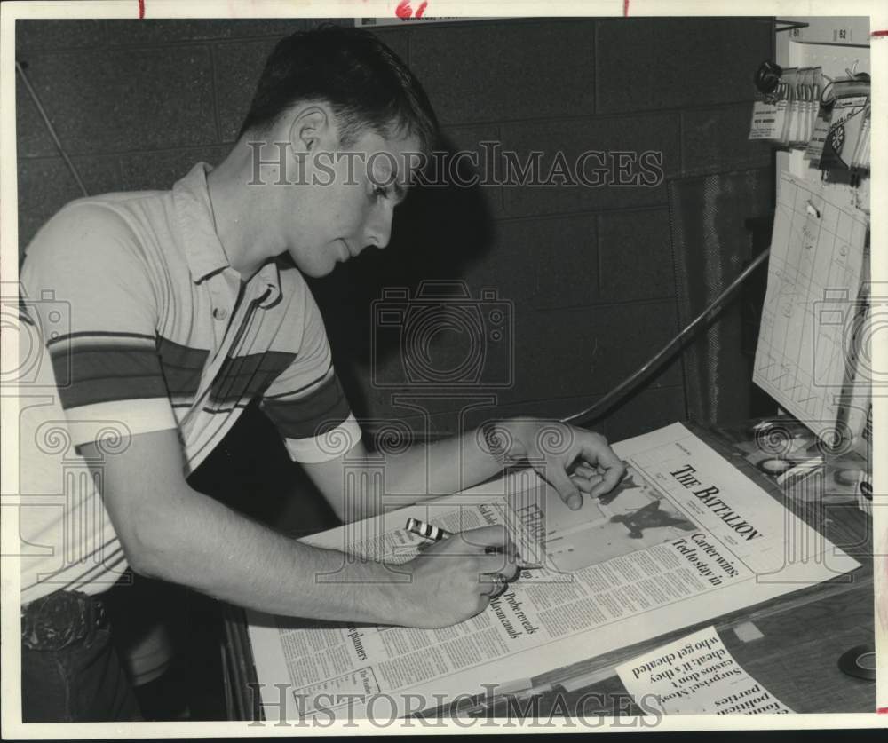 1980 Press Photo Dillard Stone reads The Battalion, Texas A&amp;M newspaper- Historic Images