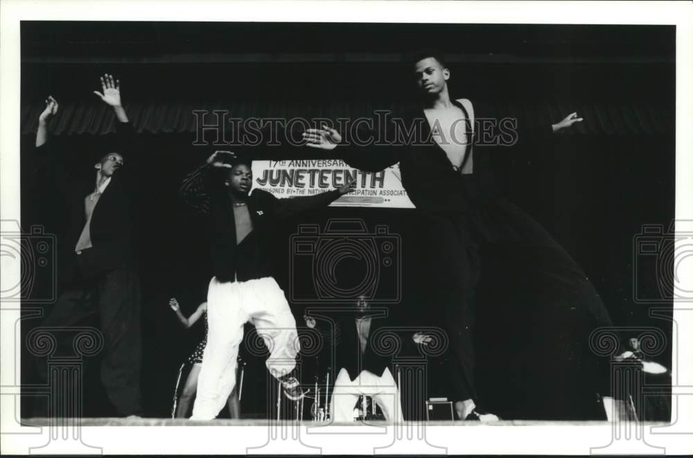 1990 Press Photo Rap Group &quot;Tip Top&quot; Performing At Juneteenth Celebration- Historic Images