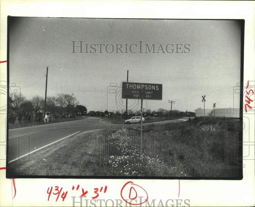 1981 Press Photo Population sign with error, Thompsons, Texas - hca55972- Historic Images