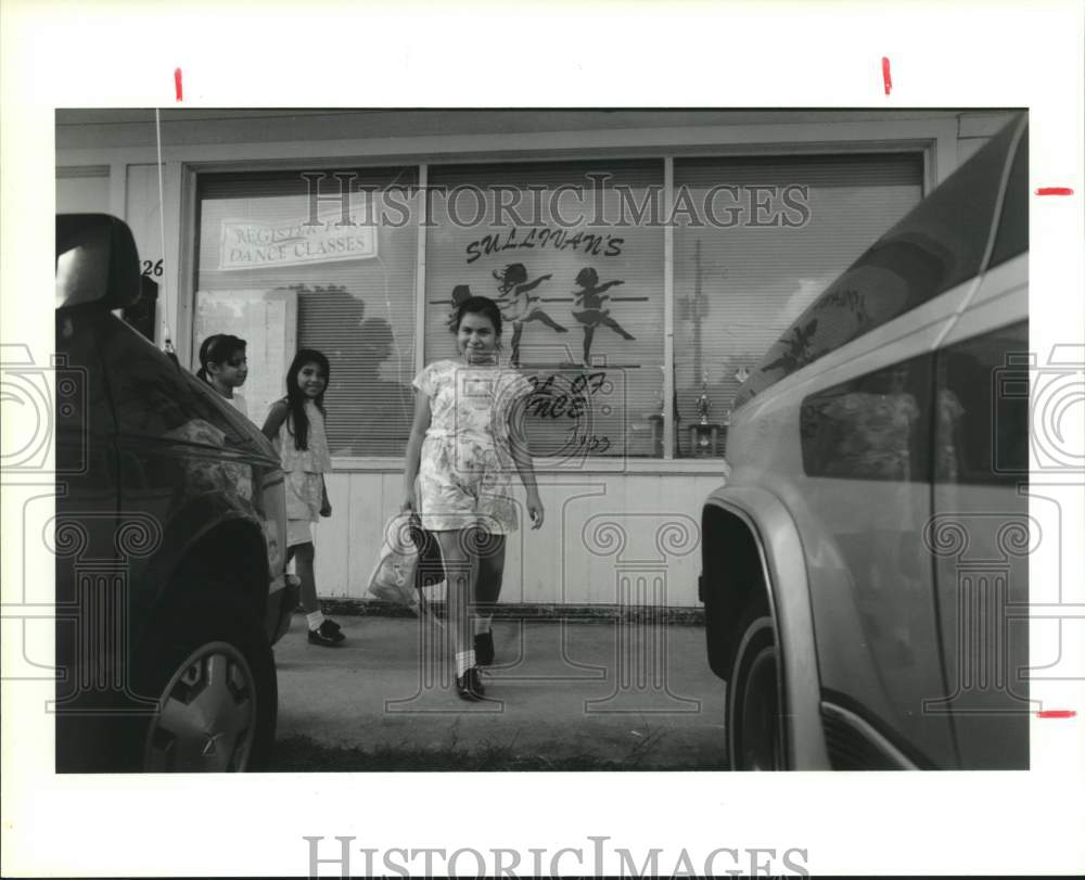 1990 Press Photo Girls In Front of Sullivan&#39;s School of Dance In Houston- Historic Images