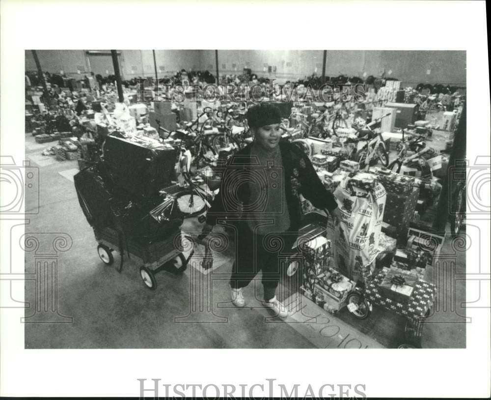 1990 Press Photo Stephanie Rutledge Taking Donated Toys Out to Children, Houston- Historic Images