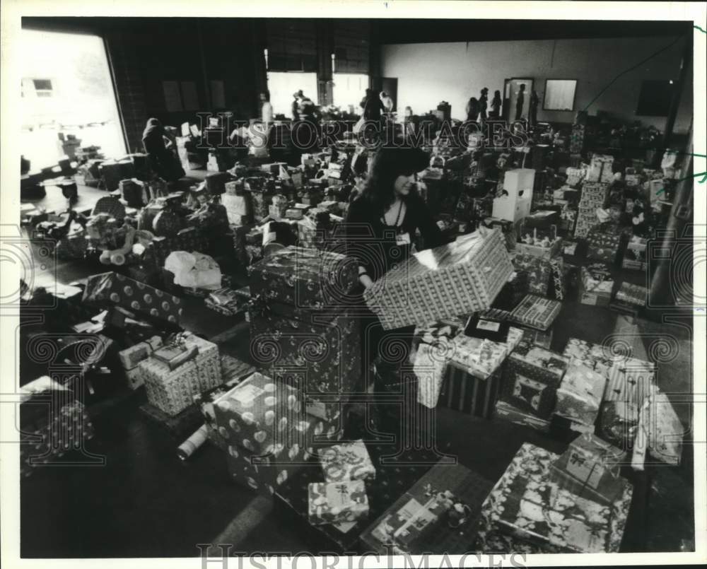 1988 Press Photo Volunteers Arrange Donated Christmas Presents and Toys, Houston- Historic Images