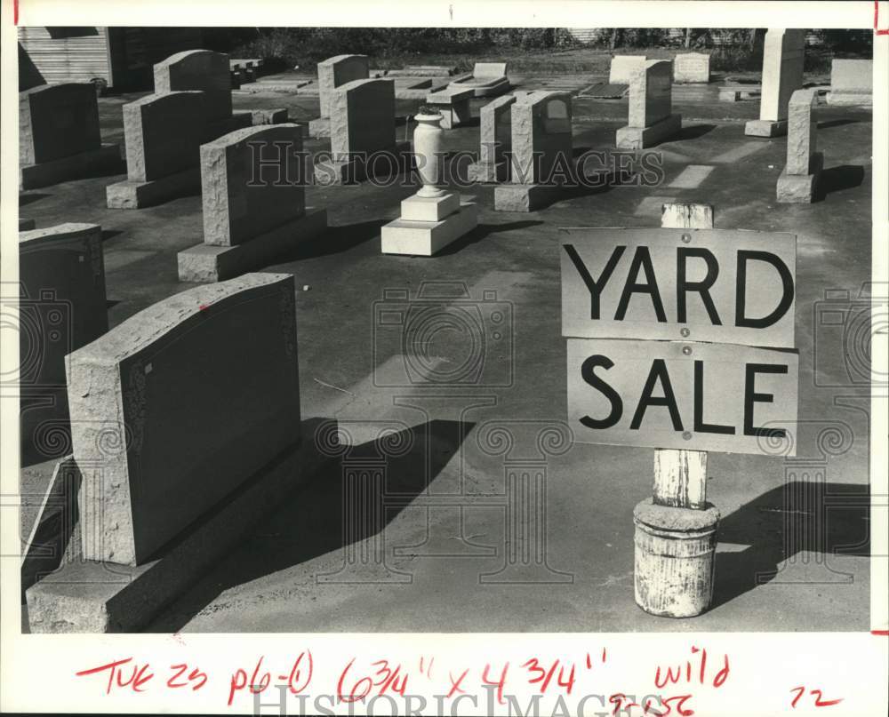 1983 Press Photo Yard sale sign, tombstones at Robbins Monument, Houston TX- Historic Images