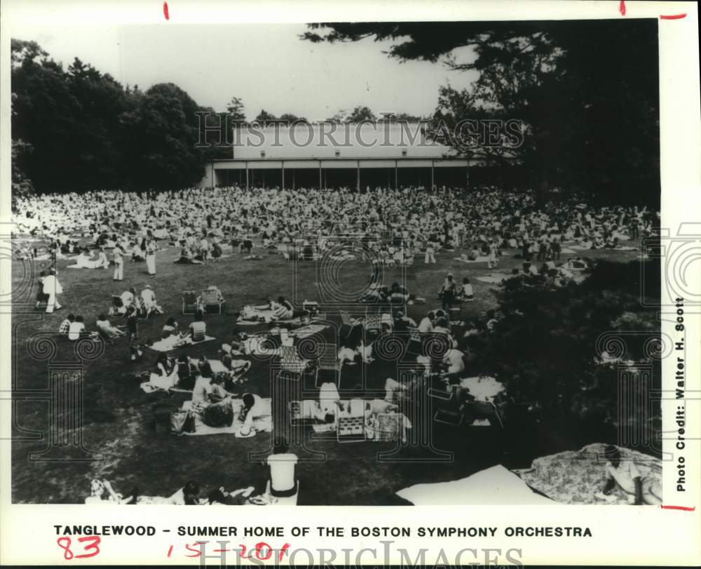 1985 Press Photo Audience at Tanglewood Music Festival, Lenox, Massachusetts- Historic Images