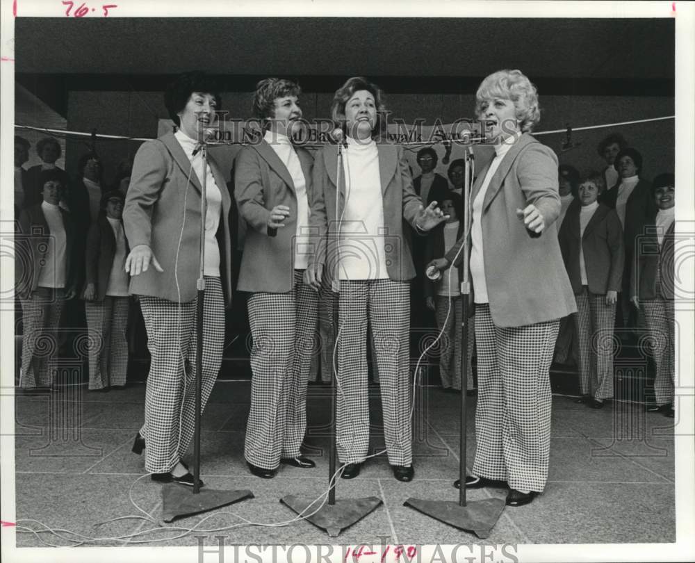 1976 Press Photo The Sweet Adelines barbershop group at Houston National Bank- Historic Images