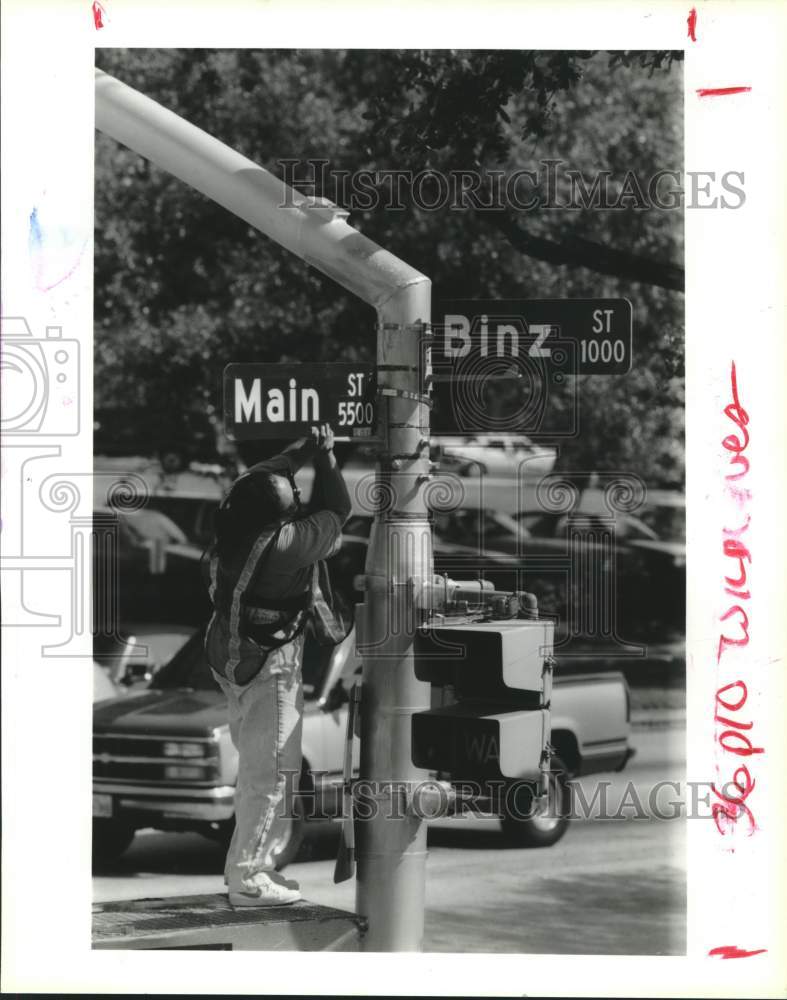 1992 Press Photo Catherine Lopez Works on Changing City Street Signs in Houston- Historic Images