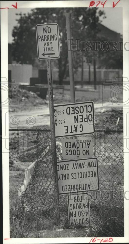 1982 Press Photo Signs Posted Upside Down During Construction in Houston, Texas- Historic Images