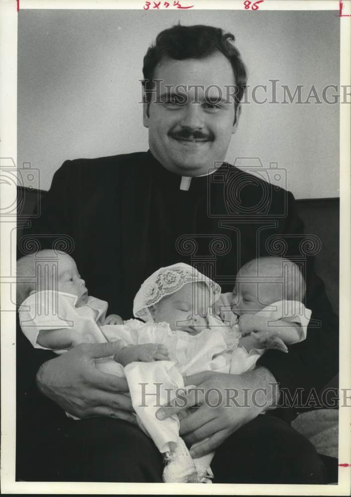 1974 Press Photo Reverend Jim Rainosek with Triplets on Easter in Houston, Texas
