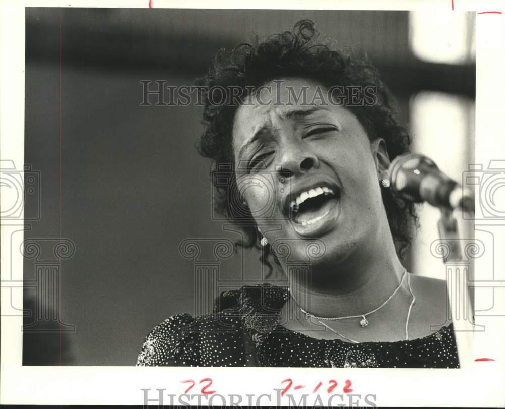 1984 Press Photo Singer Olivia Branch Walker performs at Spirit of Love- Historic Images