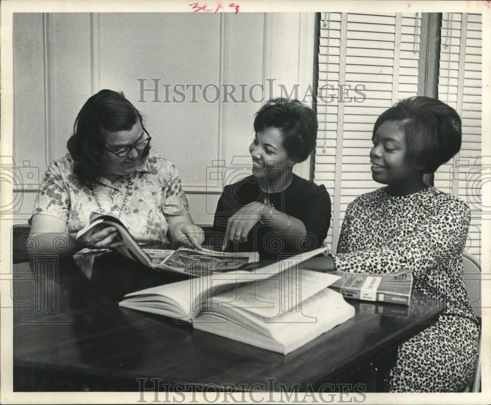 1968 Press Photo Houston, Texas Job Corps Director Instructs Returnees