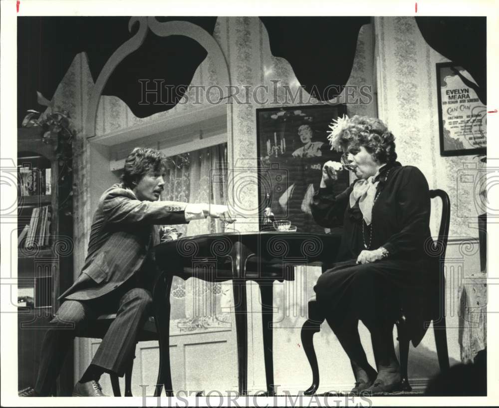 1982 Press Photo Shelley Winters and Colin Lane in &quot;The Gingerbread Lady&quot;- Historic Images