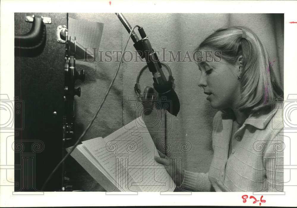 1978 Press Photo Rice University student Cindy Scott tapes books for the blind- Historic Images