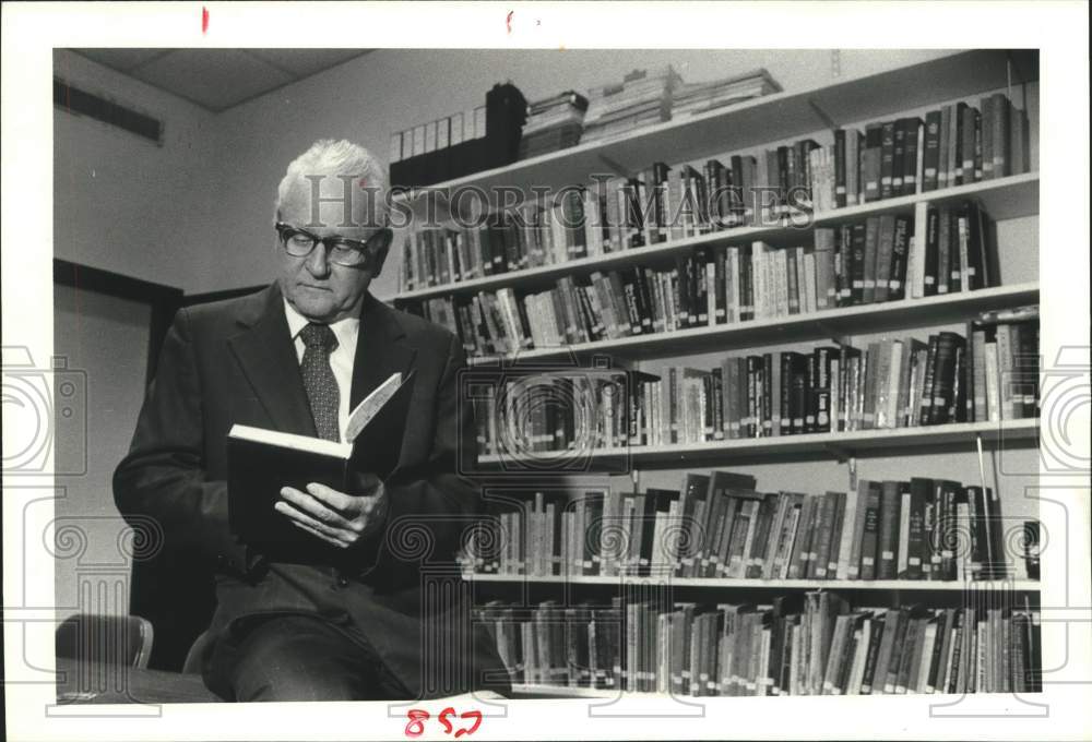 1978 Press Photo Marc Bedford of Taping for the Blind reviews recordings- Historic Images