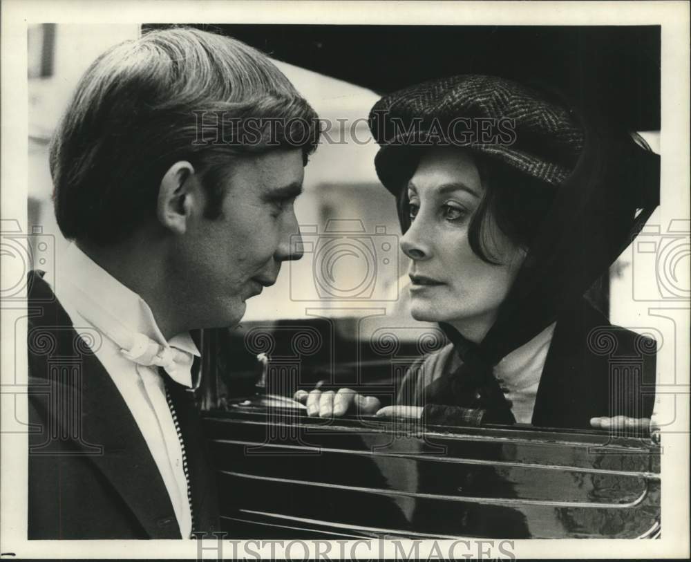 1986 Press Photo Edward Bids Rose Goodbye On Episode of "Upstairs, Downstairs"- Historic Images