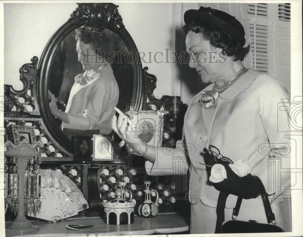 1958 Press Photo Mrs. Andrews Admires Interior of Varner-Hogg Plantation, Texas- Historic Images