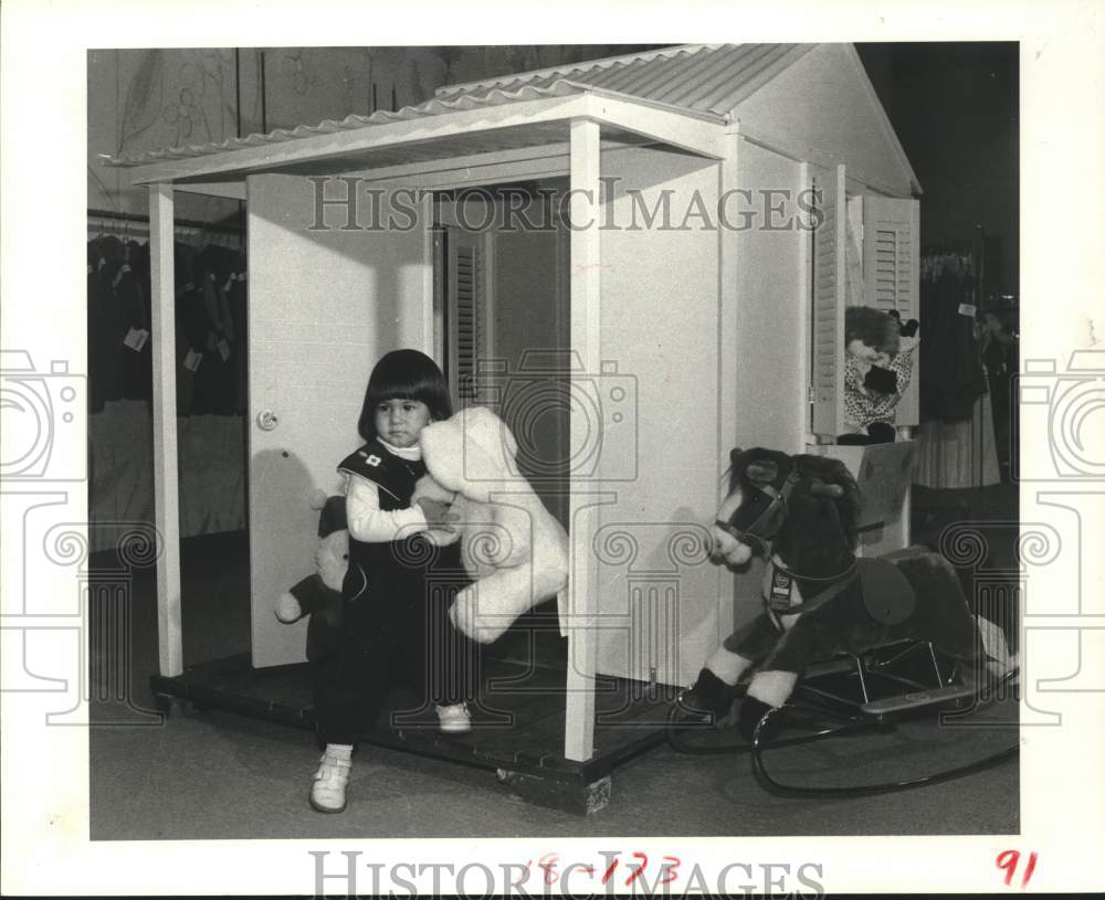 1982 Press Photo Sara Brandino, 2, Ready to Move Into Playhouse, Houston, Texas- Historic Images