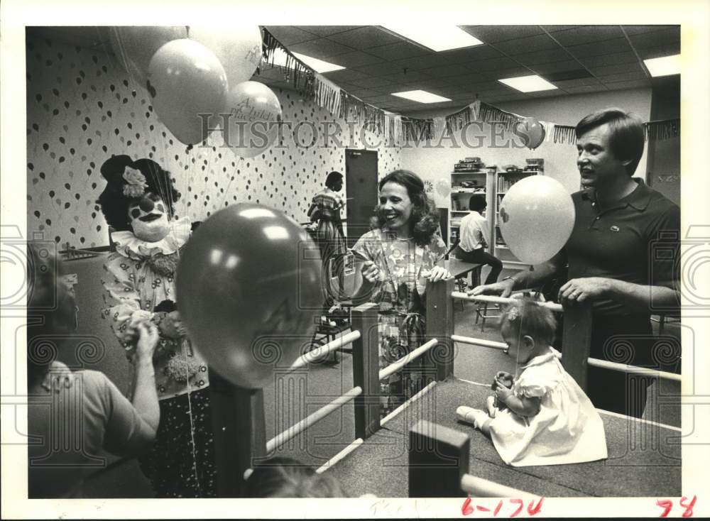 1983 Press Photo Clown Bill Cobb entertains at daycare opening, Town and Country- Historic Images