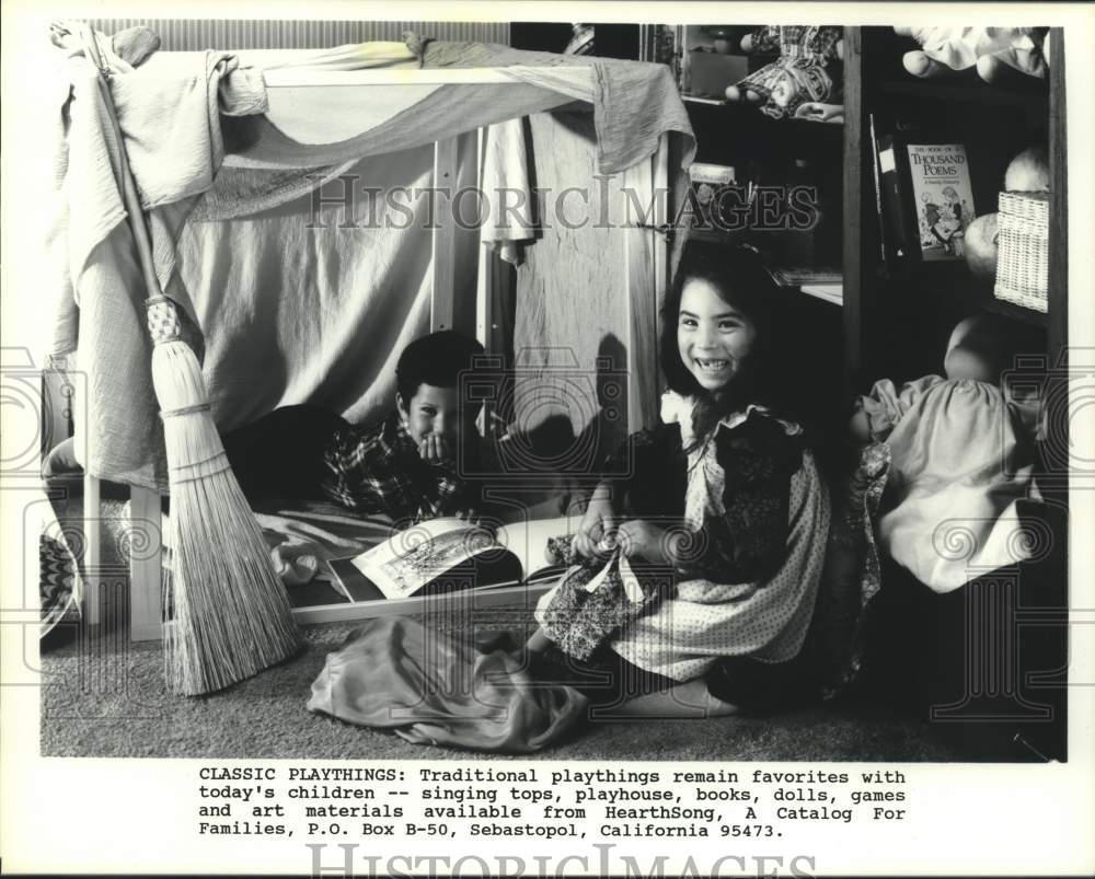 1988 Press Photo Children Playing With Toys At HearthSong Store - hca57224- Historic Images