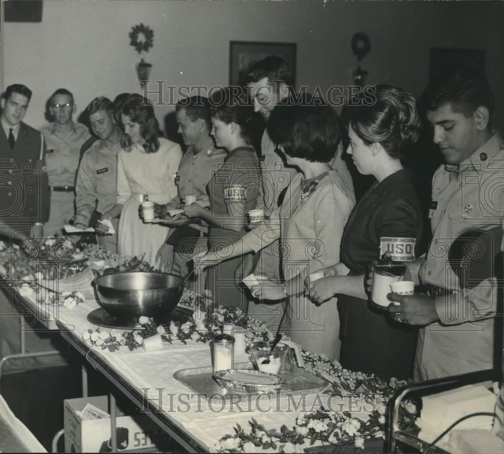 1968 Press Photo Houston girls line up with servicemen at Fort Polk USO event