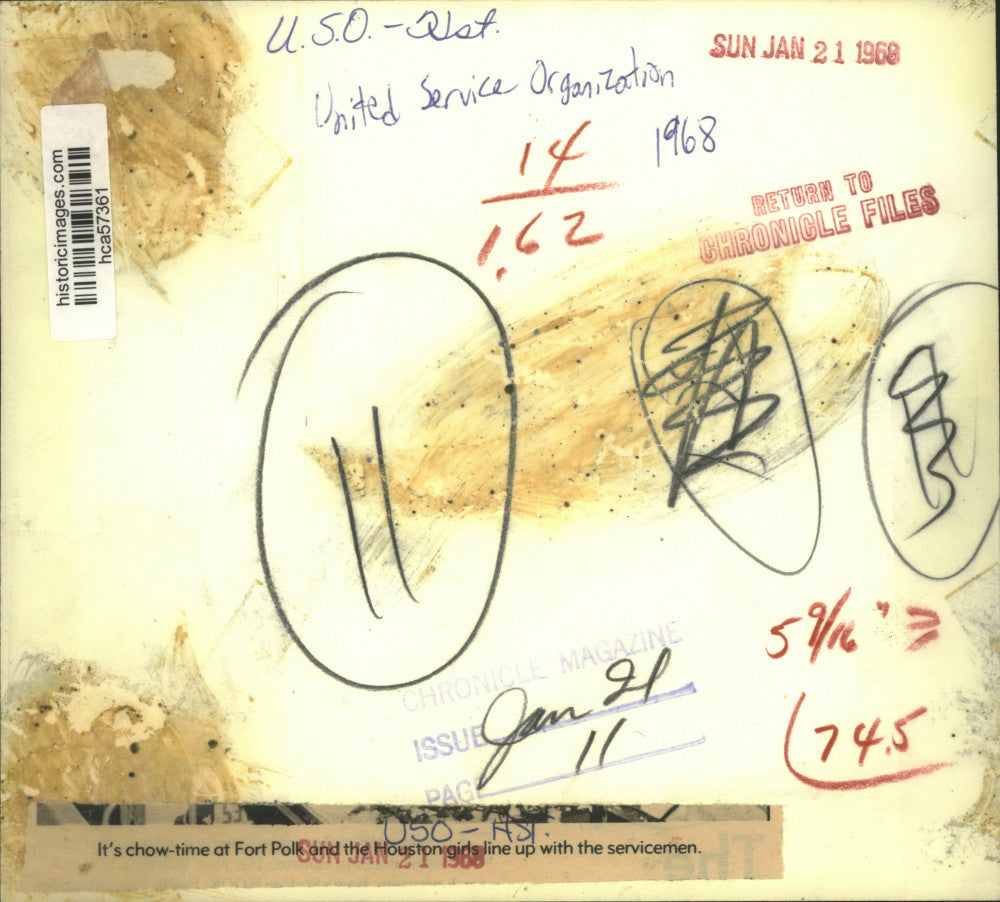 1968 Press Photo Houston girls line up with servicemen at Fort Polk USO event