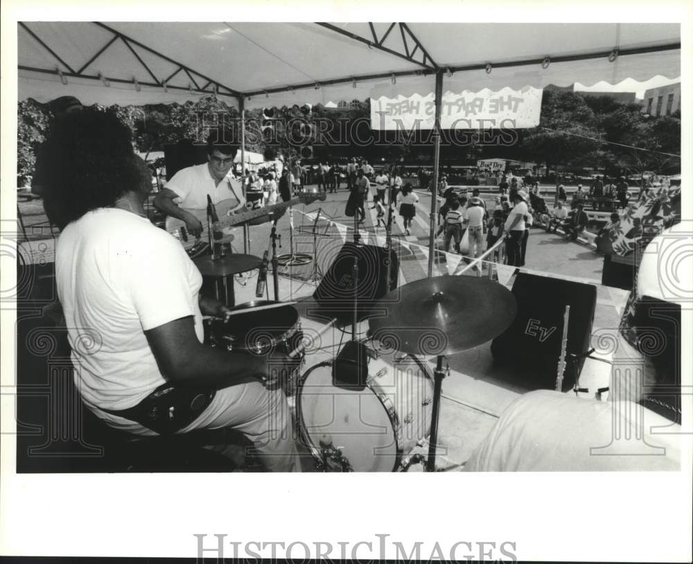 1990 Press Photo Norma Zenteno band play in Houston&#39;s Tranquility Park- Historic Images