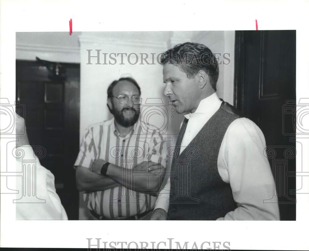 1992 Press Photo Actor Sam Bottoms with Doug Killgore, Director of &quot;The Trust&quot;- Historic Images