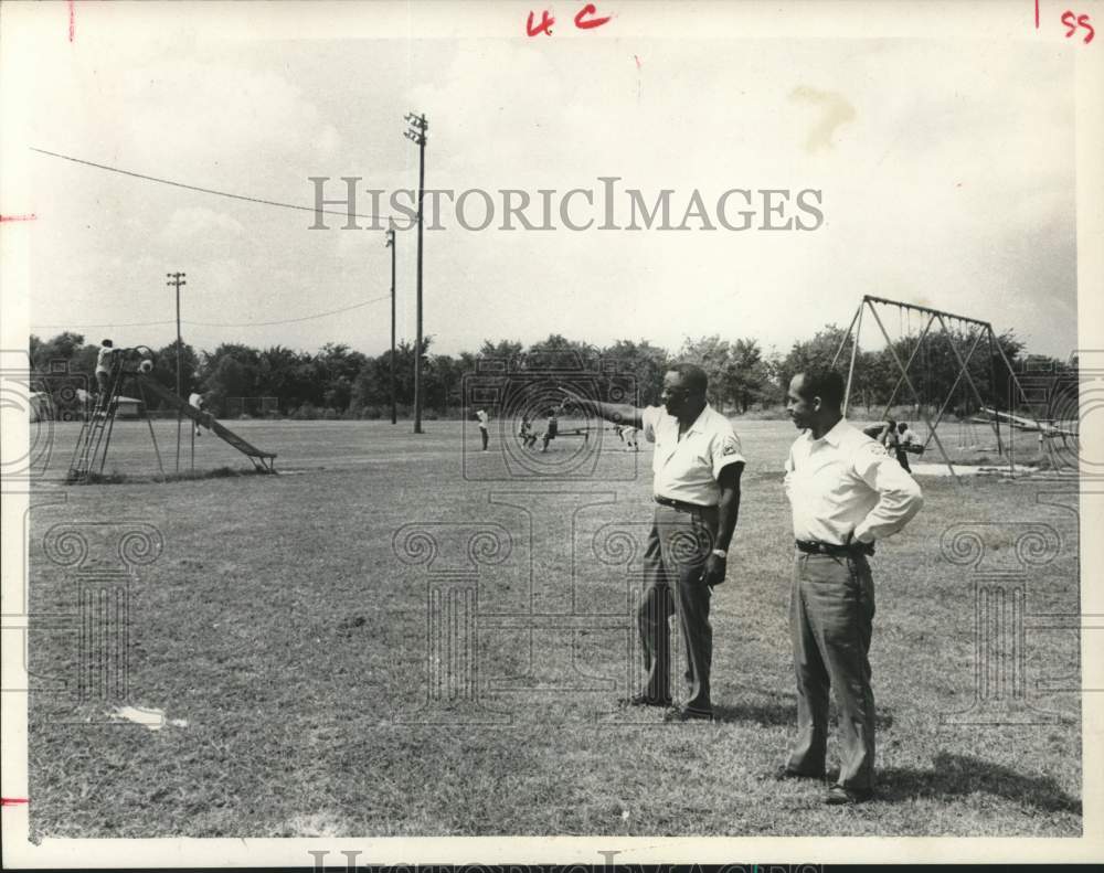 1965 Press Photo H.D. Lewis and Louis Rachal look over Tuffly Park in Houston- Historic Images