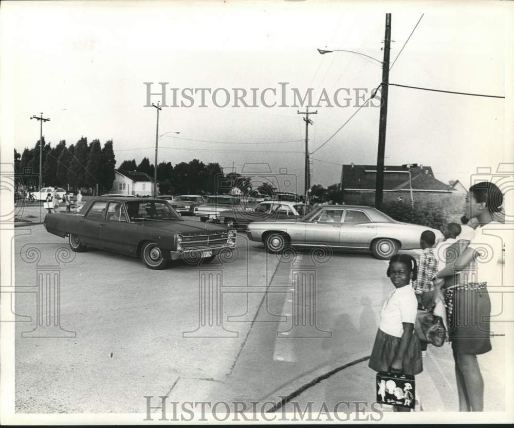 1969 Press Photo Family waiting to cross busy intersection in Houston, Texas- Historic Images