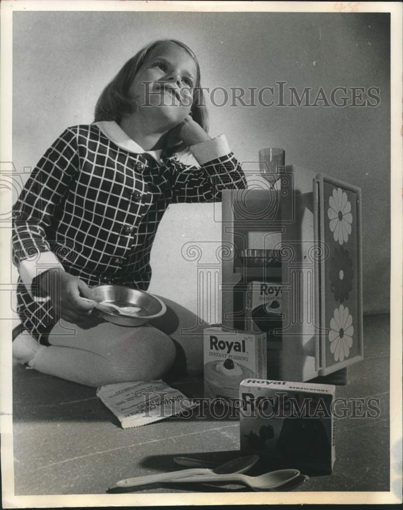 1968 Press Photo Jean dreams of learning to make Jell-O - hca57566- Historic Images