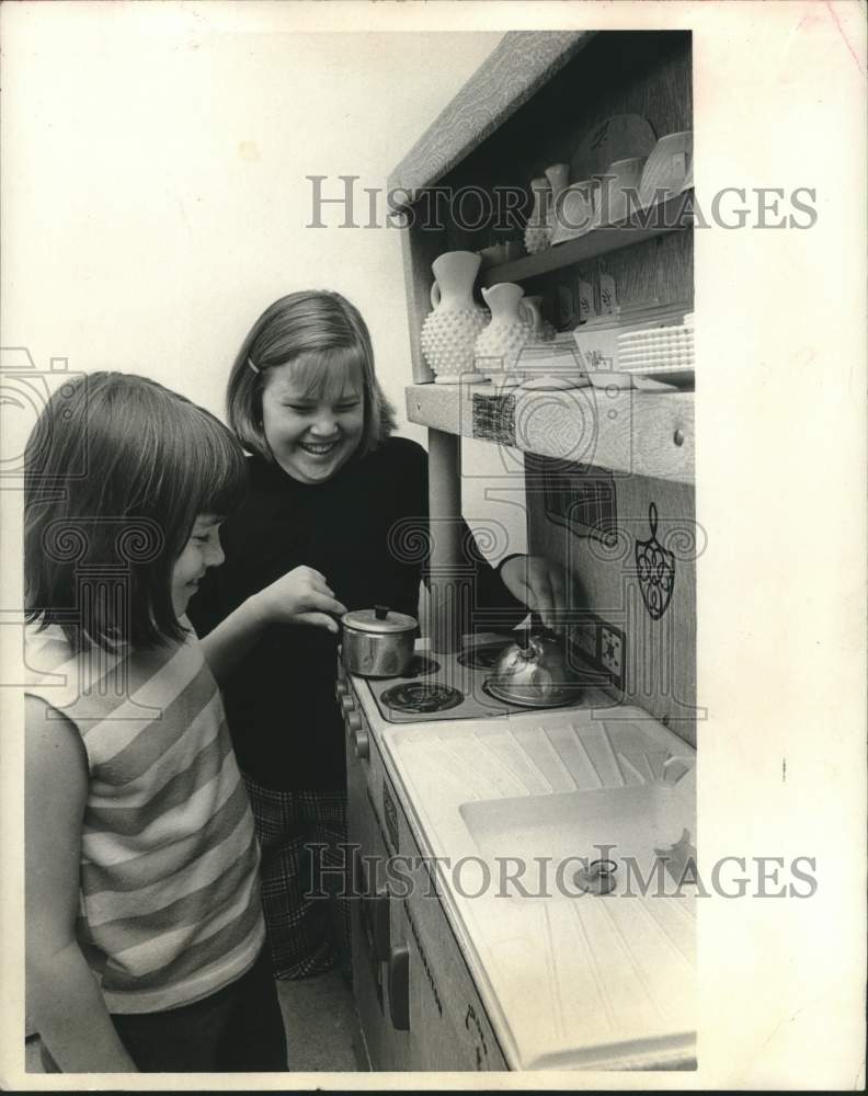 1969 Press Photo Amy, Melina Zuber play with cardboard toy stove, kitchen set- Historic Images