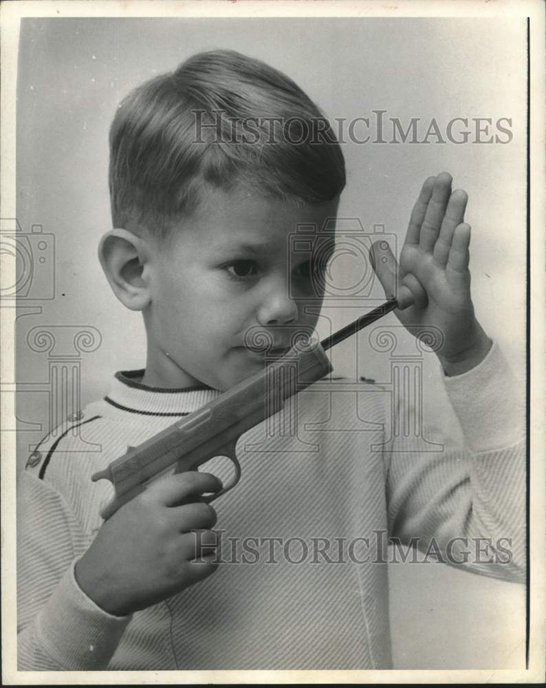 1969 Press Photo Mark Cochran plays with toy gun with suction cup missile- Historic Images