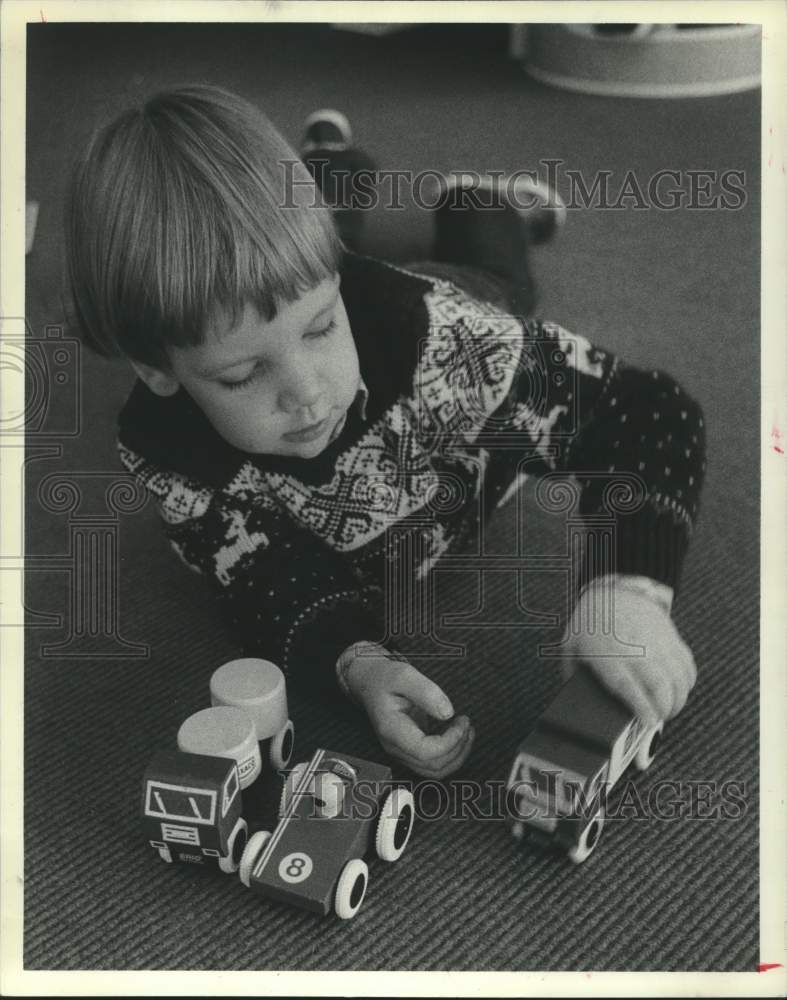 1982 Press Photo John-Damon O&#39;Brien plays with truck toys, Child&#39;s Play, Houston- Historic Images