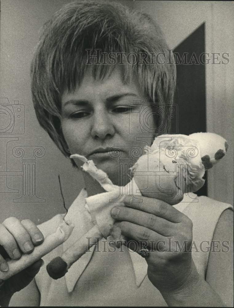 1970 Press Photo Cheaply made doll comes apart, exposes dangerous wires, toys- Historic Images