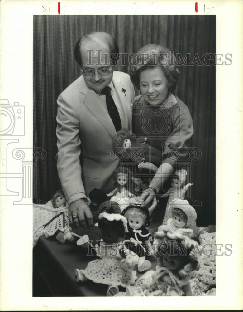 1985 Press Photo Dennis Fowler, Sarah Bowen See Toys for Salvation Army, Houston- Historic Images