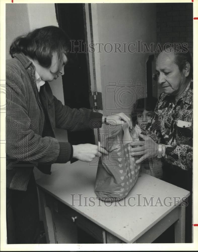 1985 Press Photo West End Baptist Church in Houston Gives Out Christmas Toys- Historic Images