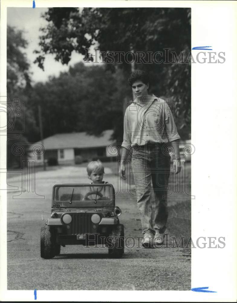 1988 Press Photo Steve Bumbera and son Korey, as he Drives Present in Houston- Historic Images