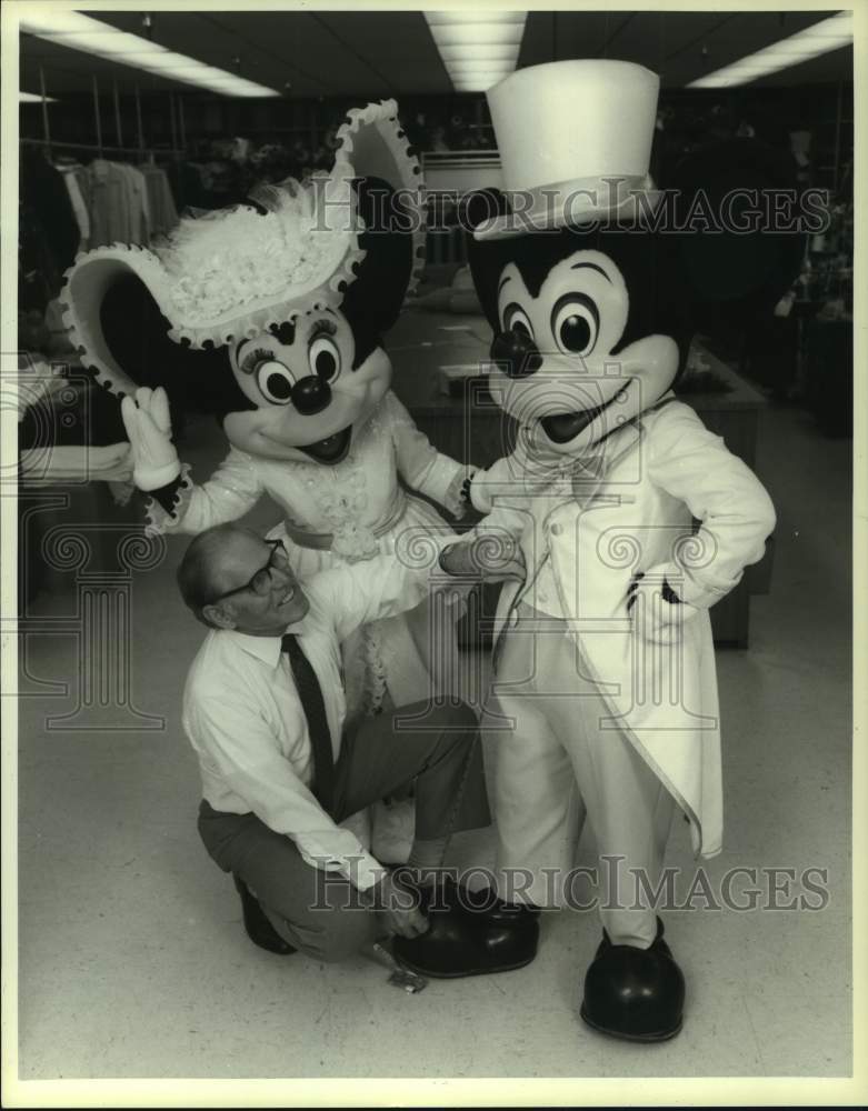 1985 Press Photo Costumer Michael Merli works on Mickey Mouse at Disney World.- Historic Images