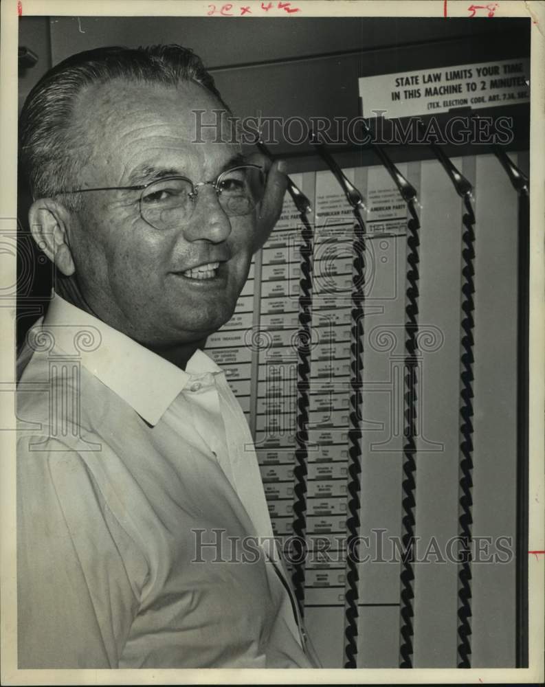 1968 Press Photo W.C. Wallace voting in presidential election in Houston, Texas- Historic Images