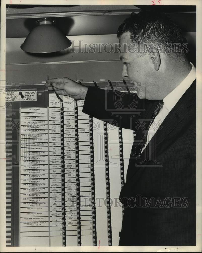 1962 Press Photo Democratic Chair Bill Kilgarlin Shows One-Lever Vote, Houston- Historic Images