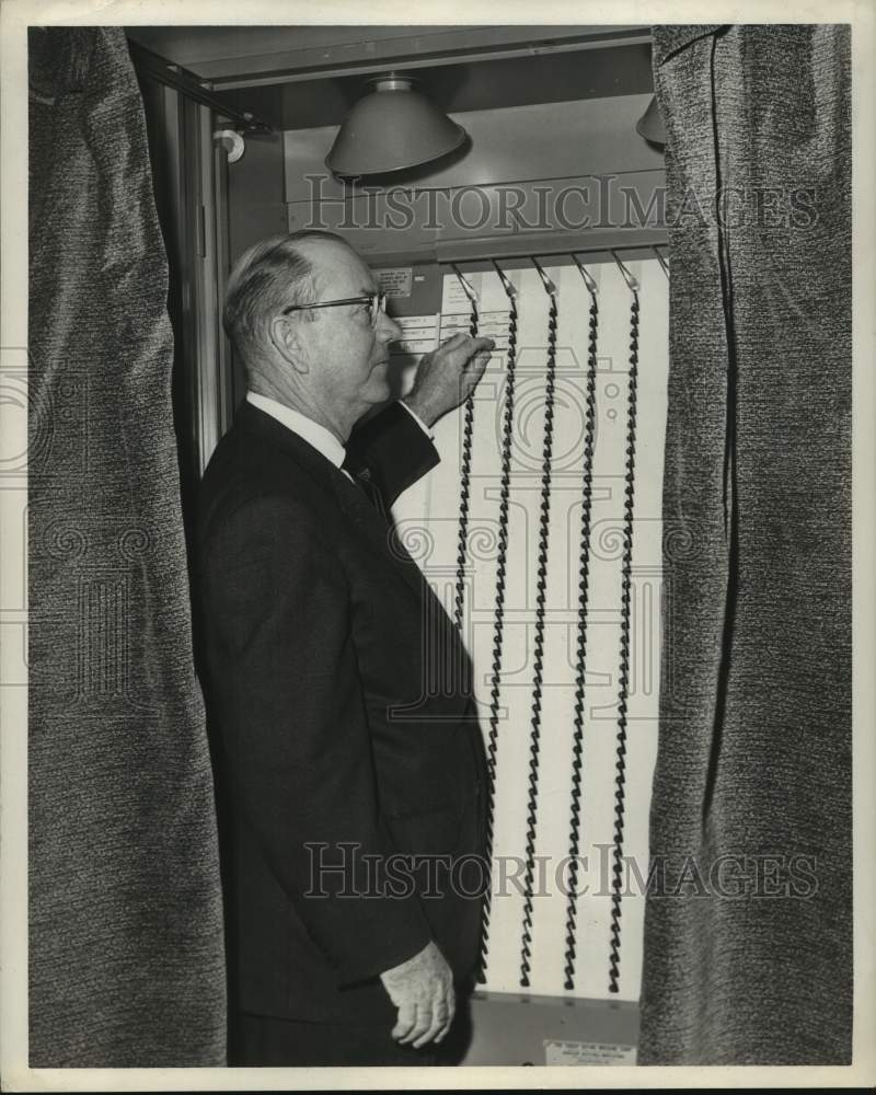 1959 Press Photo Unidentified Man Explains Voting Machine in Houston, Texas- Historic Images