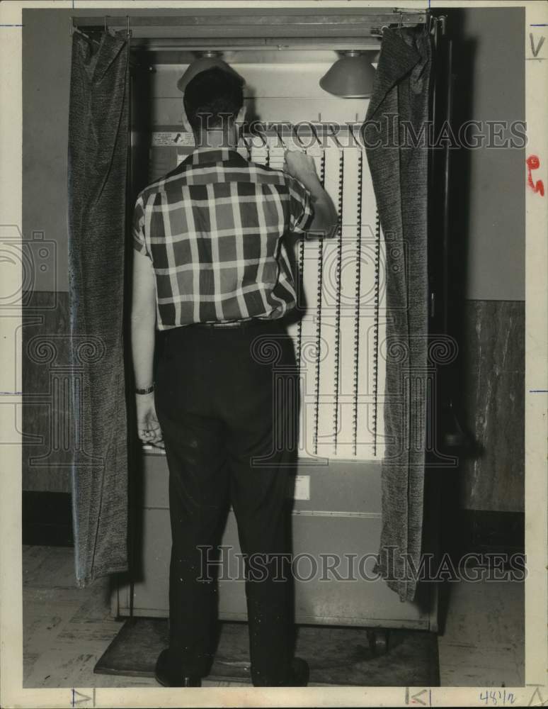 1960 Press Photo Voter at Voting Machine in Houston, Texas - hca57743- Historic Images