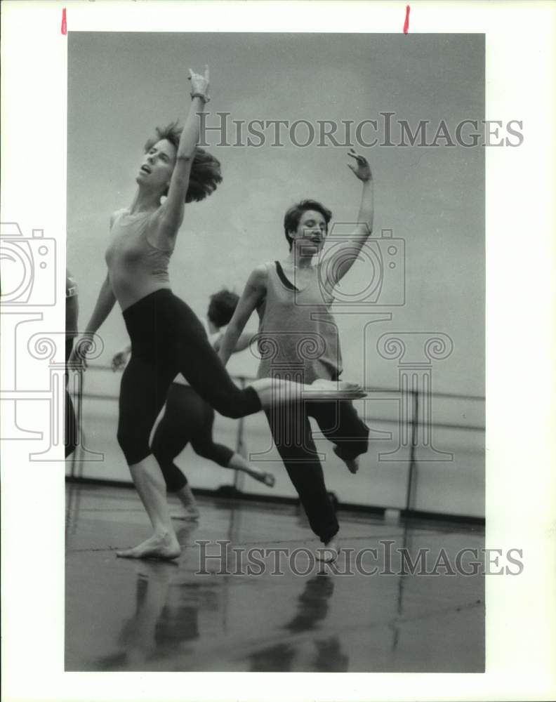 1993 Press Photo Melodie Gallagher &amp; Nancy Galeota-Wozny rehearse &quot;White&quot;- Historic Images