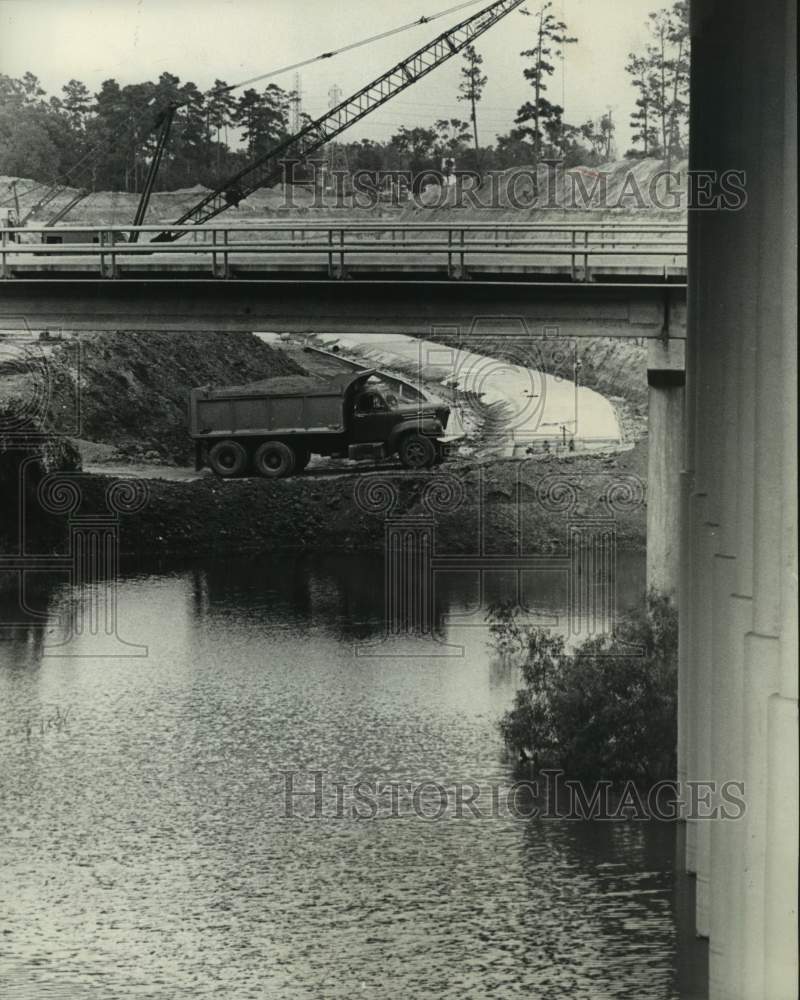 1966 Press Photo View of workmen at White Oak Bayou preparing it for concrete- Historic Images