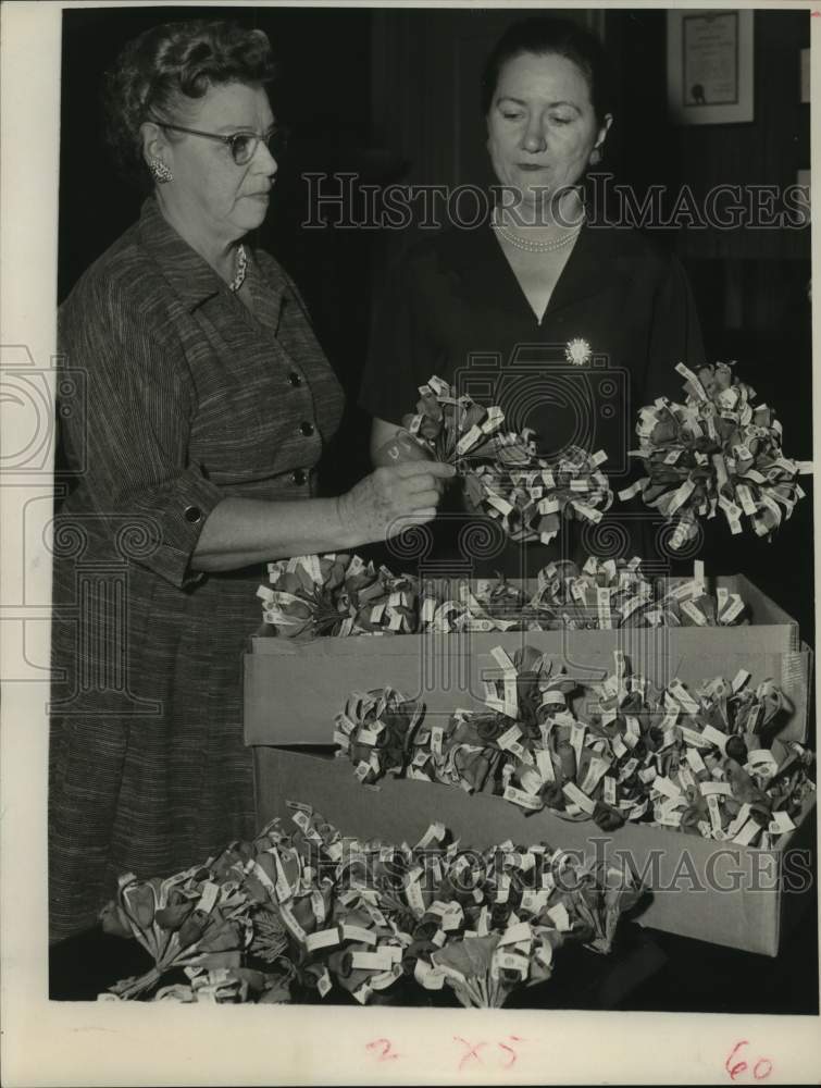 1960 Press Photo Women Holding Packing Baggies for Veterans Day In Houston- Historic Images