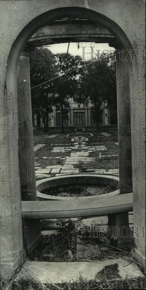 1969 Press Photo Concrete gazebo and circular pond in garden at West Mansion- Historic Images