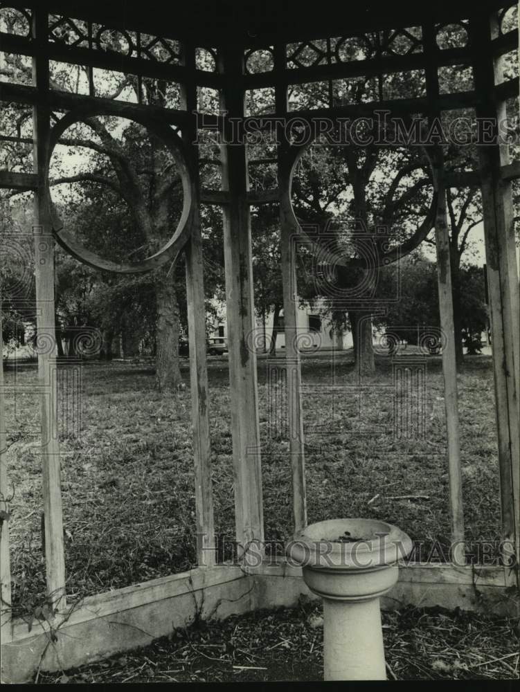 1969 Press Photo A decaying gazebo near the tennis court at West Mansion- Historic Images