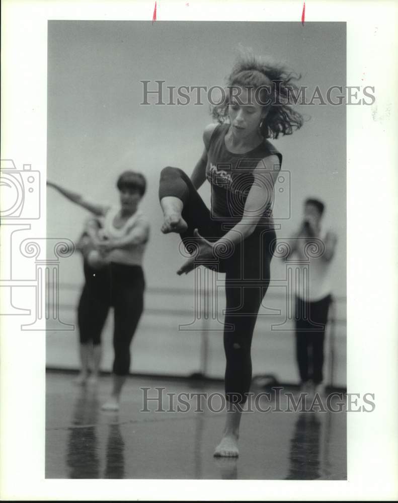 1993 Press Photo Dancer Sandy Marcello Dances White Modern Dance Theater Piece- Historic Images