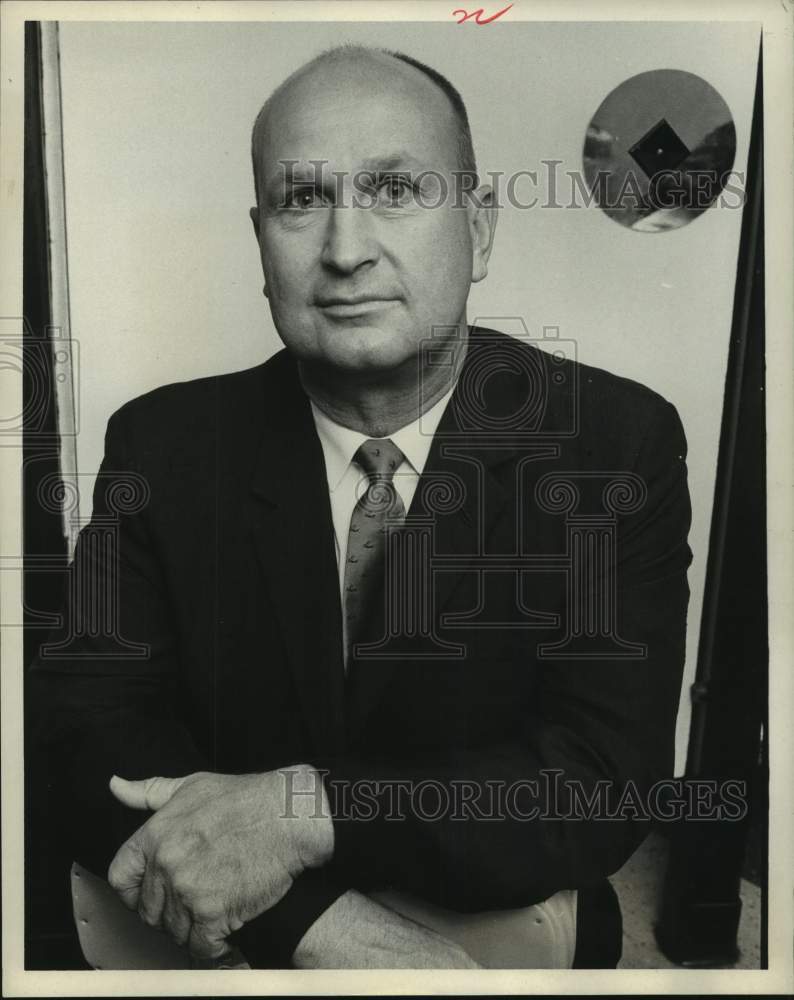 1967 Press Photo Salesman E.C. Gray Before Wearing a Wig - hca57907- Historic Images