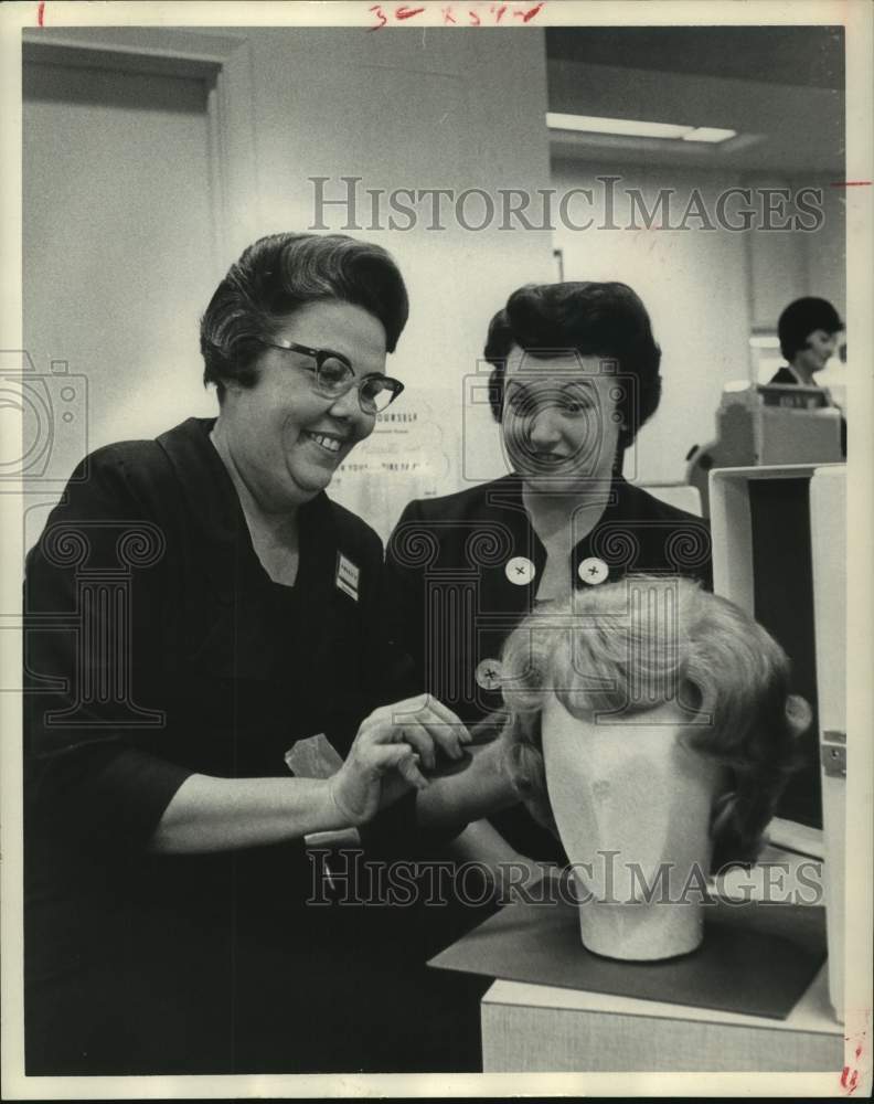 1962 Press Photo Beauticians Gwenn Perry and Florine Ferguson Styling a Wig- Historic Images